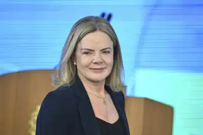 DF - LULA E NÍSIA/TRINDADE INOVAÇÃO DE VACINAS - POLÍTICA - Foto, Gleisi Hoffmann
Deputada Federal e Presidente do PT. Nesta terça (25) o Presidente do Brasil, Luiz Inácio Lula da Silva e a Ministra da Saúde Nísia Trindade, participam da Cerimônia de Assinatura de Parcerias para Fortalecimento da Produção e Inovação de Vacinas e Biofármacos. 25/02/2025 - Foto: TON MOLINA/FOTOARENA/FOTOARENA/ESTADÃO CONTEÚDO