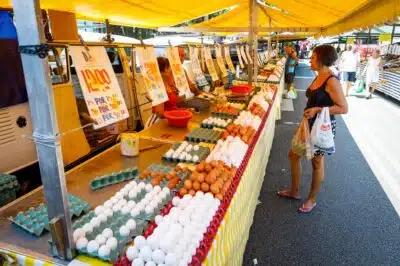 SP - GOVERNO REÚNE / ALTA INFLAÇÃO - ECONOMIA - A equipe do governo federal irá se reunir nesta quinta-feira (6) para discutir sobre a alta na inflação e medidas para baixar o preço dos alimentos, a reunião será coordenada pelo vice-presidente e ministro do Desenvolvimento, Indústria e Comércio, Geraldo Alckmin, com os ministros Carlos Fávaro (Agricultura), Paulo Teixeira (Desenvolvimento Agrário) e representantes do Ministério da Fazenda. Na foto, consumidores em feira livre no bairro do KM18 em Osasco na grande São Paulo, nesta quinta-feira (06). 06/03/2025 - Foto: ALOISIO MAURICIO/FOTOARENA/FOTOARENA/ESTADÃO CONTEÚDO