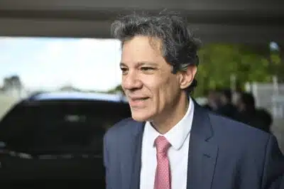 DF - COLETIVA/HADDAD ALCOLUMBRE E HUGO MOTTA - POLÍTICA - Foto, Ministro Fernando Haddad. Nesta terça (3) o Ministro Fernando Haddad ao lado Senador Davi Alcolumbre, presidente do Senado e Deputado Hugo Motta Presidente da Câmara dos Deputados, falam sobre o impasse do IOF. 03/06/2025 - Foto: TON MOLINA/FOTOARENA/FOTOARENA/ESTADÃO CONTEÚDO