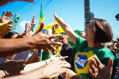 PA - BOLSONARO/BELÉM - POLÍTICA - Michelle Bolsonaro participa de manifestação em apoio a Jair Bolsonaro em Belém (PA). O ato, realizado na manhã deste domingo (03), reuniu centenas de apoiadores na Avenida Presidente Vargas em protesto contra o governo Lula e o Supremo Tribunal Federal (STF). 03/08/2025 - Foto: FILIPE BISPO/FOTOARENA/FOTOARENA/ESTADÃO CONTEÚDO