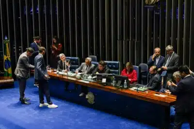 DF - OBSTRUCAO/SENADORES - POLÍTICA - Senadores da direita fazem obstrução na mesa do Senado Federal em protesto contra a prisão de ex-presidente Jair Bolsonaro, pela anistia dos presos do 8 de Janeiro e pelo impeachment de Alexandre de Moraes em Brasília. 05/08/2025 - Foto: WAGNER ARAÚJO/FOTOARENA/FOTOARENA/ESTADÃO CONTEÚDO