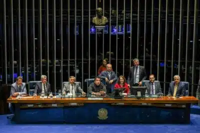 DF - OBSTRUCAO/SENADORES - POLÍTICA - Senadores da direita fazem obstrução na mesa do Senado Federal em protesto contra a prisão de ex-presidente Jair Bolsonaro, pela anistia dos presos do 8 de Janeiro e pelo impeachment de Alexandre de Moraes em Brasília. 05/08/2025 - Foto: WAGNER ARAÚJO/FOTOARENA/FOTOARENA/ESTADÃO CONTEÚDO