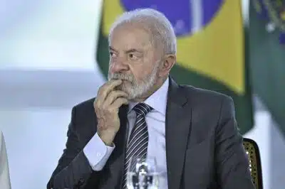 DF - LULA/SANCIONA CARNAVAL EM DIA DE TARIFAÇO - POLÍTICA - Foto, Presidente Lula da Silva. Nesta quarta (6) o Presidente Lula da Silva, participa da Sanção dos Projetos, que reconhece o Carnaval do Município do Rio de Janeiro como manifestação da cultura nacional, e que institui o Dia Nacional da Axé-Music. A sanção ocorre no dia do inicio do tarifaço americano no Brasil. 06/08/2025 - Foto: TON MOLINA/FOTOARENA/FOTOARENA/ESTADÃO CONTEÚDO