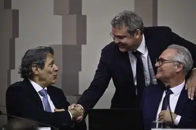 DF - FERNANDO HADDAD/FALA EM COMISSÃO MISTA - POLÍTICA - Foto, MInistro Fernando Haddad, Deputado Lindbergh Farias e Senador Renan Calheiros. Nesta terça (12) o Ministro da Fazenda Fernando Haddad comparece no Senado Federal na Comissão Mista da Medida Provisória A Medida Provisória n° 1303, de 2025 estabelece novas regras para a tributação de aplicações financeiras e ativos virtuais no Brasil. 12/08/2025 - Foto: TON MOLINA/FOTOARENA/FOTOARENA/ESTADÃO CONTEÚDO