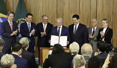 DF - PRESIDENTE LULA/ANUNCIA MP BRASIL SOBERANO - POLÍTICA - Foto, Presidente Lula, Fernando Haddad, Hugo Motta, Geraldo Alckmin, Davi Alcolumbre Mauro Vieira e Gleisi Hoffmann. Nesta quarta (13) o Presidente Lula da Silva anuncia a medida Provisória ?Brasil Soberano? em cerimônia no Palácio do Planalto em Brasília. 13/08/2025 - Foto: TON MOLINA/FOTOARENA/FOTOARENA/ESTADÃO CONTEÚDO