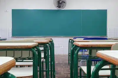 PR - RETOMADA-AULAS-PRESENCIAIS-FORMATO-HÍBRIDO - GERAL - Vista das salas de aula da escola estadual João Turin, em Curitiba (PR). Mais de cem colégios estaduais retomam atividades presenciais no Paraná, sendo 23 na região de Curitiba, a partir desta segunda-feira (7). As aulas serão no formato híbrido, com parte dos estudantes nas salas de aula e outra em casa. 19/08/2020 - Foto: EDUARDO MATYSIAK/FUTURA PRESS/FUTURA PRESS/ESTADÃO CONTEÚDO