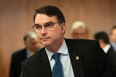 DF - CCJ-SESSÃO-PARA-TRATAR-SOBRE-COMBATE-AO-CRIME-ORGANIZADO - GERAL - O Senador Flávio Bolsonaro durante sessão na Comissão de Constituição e Justiça e de Cidadania em Brasília (DF), nesta quarta-feira (10), para tratar sobre combate ao crime organizado. 10/05/2023 - Foto: WALLACE MARTINS/FUTURA PRESS/FUTURA PRESS/ESTADÃO CONTEÚDO