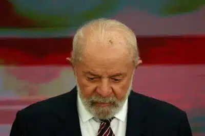 DF - SECOM/SIDÔNIO PALMEIRA/POSSE - POLÍTICA - O presidente da República, Luiz Inácio Lula da Silva, durante a cerimônia de   assinatura do termo de posse do  publicitário Sidônio Palmeira, novo ministro da   Secretaria de Comunicação Social   (Secom),  no Palácio do   Planalto, em   Brasília, nesta terça-feira, 14. O novo ministro assume o cargo de   Paulo   Pimenta, que estava na função desde o começo do governo, em janeiro de 2023.     Marqueteiro da campanha vitoriosa de Lula em 2022, Sidônio assume a pasta para     reformular a comunicação do governo e tentar deixar a gestão do petista mais     popular visando à eleição de 2026.     14/01/2025 - Foto: FáTIMA MEIRA/ENQUADRAR/ESTADÃO CONTEÚDO