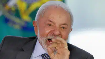 Presidente Luiz Inácio Lula da Silva sanciona os Projetos de Lei nº 1.730/2024, que reconhece o Carnaval do Município do Rio de Janeiro como manifestação da cultura nacional, e PL nº 4.187/2024, que institui o Dia Nacional da Axé-Music. A Cerimonia contou com a presença da cantora Daniela Mercory e as ministras Anielle Franco, Gleisi Hoffmann, Janja da Silva. | Sérgio Lima/Poder360 - 06.Ago.2025