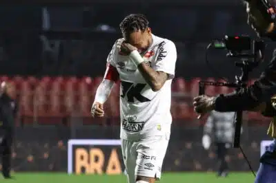 SP - BRASILEIRÃO/SANTOS X VASCO/NEYMAR  - ESPORTES - O jogador Neymar, do Santos, lamenta durante derrota na partida contra o Vasco da   Gama, válida pelo Campeonato Brasileiro da Série A de 2025, na tarde deste   domingo, 17, no Estádio Cícero Pompeu de Toledo (Morumbis), na zona sul de São   Paulo. O time sofreu uma goleada humilhante de 6 a 0 para o Vasco.   17/08/2025 - Foto: PETER LEONE/O FOTOGRÁFICO/ESTADÃO CONTEÚDO