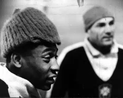 Chile, Valparaíso, Viña del Mar, 11/05/1962. Pelé, ao lado do preparador físico Paulo Amaral, na concentração da seleção brasileira em Viña del Mar, aguarda a definição sobre sua escalação para a semifinal contra o Chile, no Mundial de 1962. Contundido, Pelé não se recuperou a tempo e ficou fora da partida. Pasta: 27755. - Crédito:ARQUIVO/ESTADÃO CONTEÚDO/AE/Codigo imagem:5444