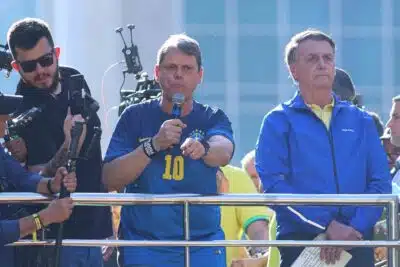 SP - TRAMA GOLPISTA/ATO/BOLSONARO/APOIADORES/SP - POLÍTICA - O governador de São Paulo, Tarcísio de   Freitas (Republicanos)(c), participa de   ato em apoio ao ex-presidente Jair   Bolsonaro (PL) na Avenida Paulista, na   região centro-sul da cidade de São   Paulo, na tarde deste domingo, 29 de   junho de 2025. Bolsonaro tenta ganhar   força em meio ao avanço do julgamento   do Supremo Tribunal Federal (STF) sobre   a trama golpista de 8 de janeiro de   2023, que ele é acusado de liderar.    29/06/2025 - Foto: JEFFERSON AGUIAR/PERA PHOTO PRESS/ESTADÃO CONTEÚDO