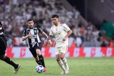 CE - BRASILEIRÃO/CEARÁ X FLAMENGO - ESPORTES - De Arrascaeta, do Flamengo, em lance contra o Ceará, durante partida válida pela 18ª rodada do Campeonato Brasileiro de   Futebol da Série A de 2025, disputada na Arena Castelão,em Fortaleza (CE), neste domingo, 3 de agosto de 2025. O jogo   terminou empatado em 1-1.   03/08/2025 - Foto: LEONARDO ALVES/PERA PHOTO PRESS/ESTADÃO CONTEÚDO