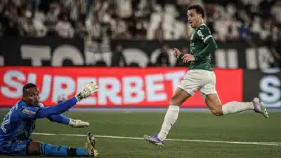RJ - BRASILEIRÃO/BOTAFOGO X PALMEIRAS - ESPORTES - O jogador Felipe Anderson, do Palmeiras, comemora gol durante partida entre   Botafogo e Palmeiras, válida pelo Campeonato Brasileiro 2025, realizada no estádio   Nilton Santos, no Rio de Janeiro, neste domingo (17).   17/08/2025 - Foto: THIEGO MATTOS/PERA PHOTO PRESS/ESTADÃO CONTEÚDO