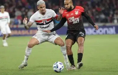 PR - COPA DO BRASIL/ATHLETICO-PR X SÃO PAULO - ESPORTES - Luciano, do São Paulo, disputa lance com Patrick, do Athletico Paranaense, na partida de volta das oitavas de final   da Copa do Brasil 2025, na Ligga Arena (Arena da Baixada), em Curitiba, na noite desta quarta-feira (6).   06/08/2025 - Foto: JOÃO HEIM/ZIMEL PRESS/ESTADÃO CONTEÚDO
