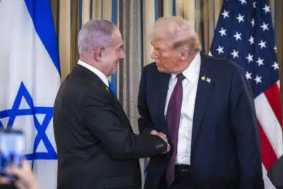 Israel e EUA assinam acordo, cessar-fogo entra em vigor na Faixa de Gaza Israel e EUA assinam acordo, cessar-fogo entra em vigor na Faixa de Gaza