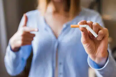 Fumar prejudica cirurgia: saiba como parar para cicatrização rápida Fumar prejudica cirurgia: saiba como parar para cicatrização rápida