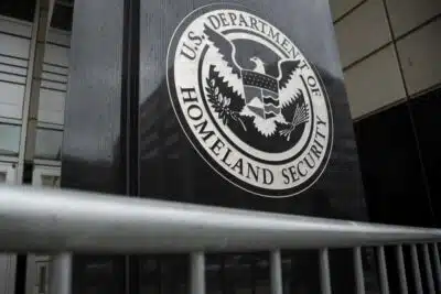 Imigrante sem Green Card nos EUA poderá ser multado; norma antiga ganha aplicação rigorosa Imigrante sem Green Card nos EUA poderá ser multado; norma antiga ganha aplicação rigorosa