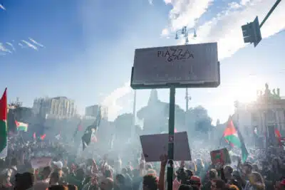 Protestos em massa na Europa pedem fim à guerra em Gaza e flutuantes