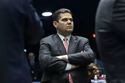 Alcolumbre escolhe relator do IR no Senado; ajustes em texto de Lira são debatidos na CAE