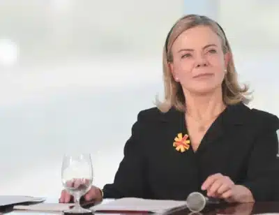Gleisi Hoffmann critica voto da Câmara contra o país e o povo Gleisi Hoffmann critica voto da Câmara contra o país e o povo