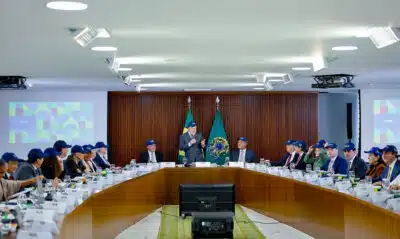 Lula reunirá ministros para discutir reação à derrubada da MP do IOF Lula reunirá ministros para discutir reação à derrubada da MP do IOF