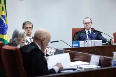 Defesas de Filipe Martins e Marcelo Câmara apresentam alegações finais ao STF após decisão de Moraes Defesas de Filipe Martins e Marcelo Câmara apresentam alegações finais ao STF após decisão de Moraes