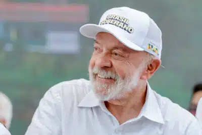 Lula promete mais cortes na taxa de juros para combater cenário econômico Lula promete mais cortes na taxa de juros para combater cenário econômico