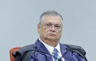 Dino vota contra anulação de regra que reduz aposentadoria por invalidez