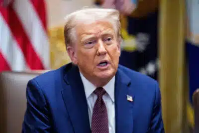 Trump anuncia viagem à China em 2024 e busca acordo comercial com Xi Jinping Trump anuncia viagem à China em 2024 e busca acordo comercial com Xi Jinping