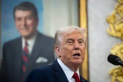 Trump inicia processo bilionário de difamação contra The New York Times e jornalistas envolvidos Trump inicia processo bilionário de difamação contra The New York Times e jornalistas envolvidos