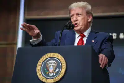 Governo Trump inicia demissões de funcionários federais, com 4 a 5 mil cortes hoje Governo Trump inicia demissões de funcionários federais, com 4 a 5 mil cortes hoje