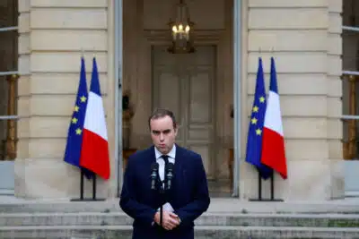 Macron reconduz Lecornu ao cargo de primeiro-ministro da França em meio a pressões da oposição Macron reconduz Lecornu ao cargo de primeiro-ministro da França em meio a pressões da oposição