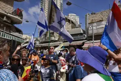 Israel e Hamas assinam acordo histórico de cessar-fogo com foco em reféns e prisioneiros Israel e Hamas assinam acordo histórico de cessar-fogo com foco em reféns e prisioneiros