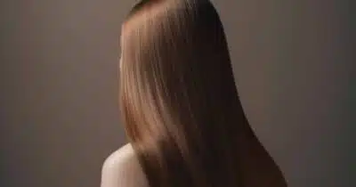 Mistura de 2 ingredientes alisa cabelo em 20 minutos com efeito de salão