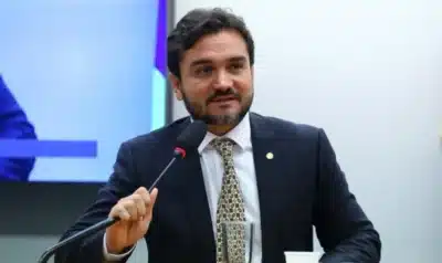 Celso Sabino suspeso de atividades partidárias após denúncias