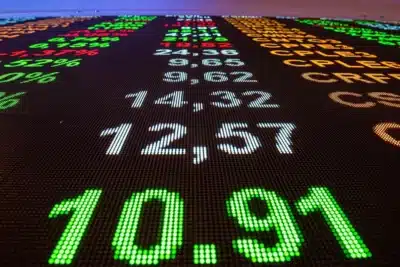 Ibovespa inicia último pregão da semana em queda, retornando aos 141 mil pontos. Dólar sobe 0,17% a R$ 5,454 Ibovespa inicia último pregão da semana em queda, retornando aos 141 mil pontos. Dólar sobe 0,17% a R$ 5,454