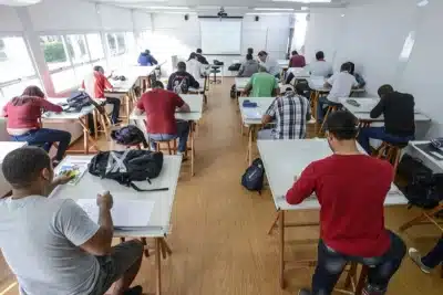 Quanto investir para assegurar a faculdade do meu filho? Graduações podem custar até R$ 15 mil; planejamento financeiro é fundamental