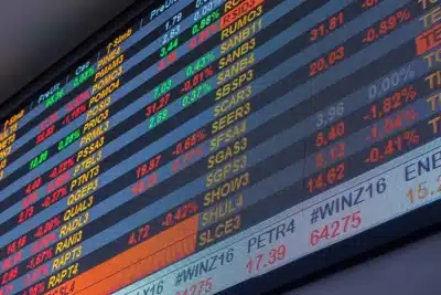 Ibovespa se mantém estável na faixa dos 142 mil pontos; dólar cai para R$ 5,425 Ibovespa se mantém estável na faixa dos 142 mil pontos; dólar cai para R$ 5,425