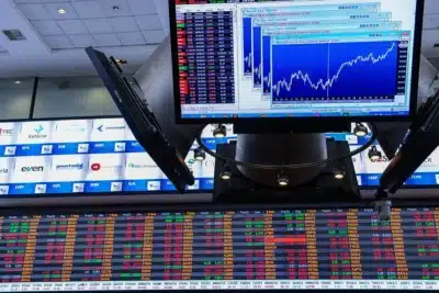 Ibovespa despenca e atinge mínima de 144 mil pontos; dólar em queda