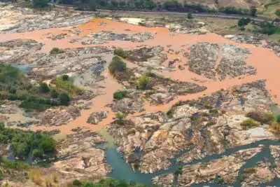 Vale e Samarco multadas em R$ 1,8 bi por uso da tragédia de Mariana Vale e Samarco multadas em R$ 1,8 bi por uso da tragédia de Mariana
