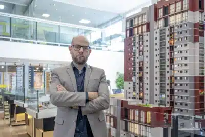 Ricardo Amorim cria império imobiliário após ser despejado Ricardo Amorim cria império imobiliário após ser despejado