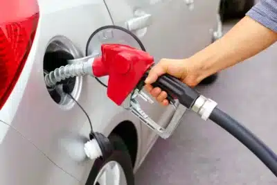 Com petróleo em queda, gasolina pode ter redução de até R$ 0,28 e ajudar na inflação Com petróleo em queda, gasolina pode ter redução de até R$ 0,28 e ajudar na inflação