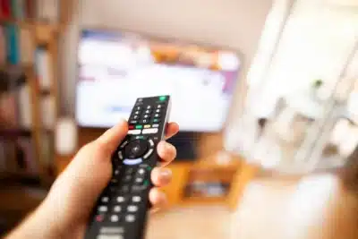 Como selecionar a TV perfeita de até R$ 2.500 em 2025: dicas sobre tamanho, resolução e mais!