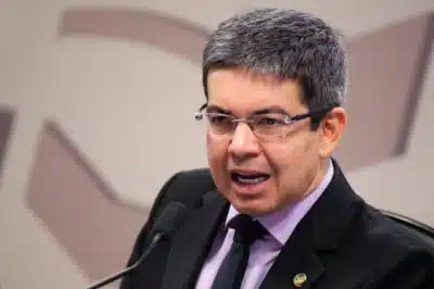 Randolfe Rodrigues afirma que governo insistirá na taxação de ‘bancos e bets’ para reaver receitas Randolfe Rodrigues afirma que governo insistirá na taxação de ‘bancos e bets’ para reaver receitas