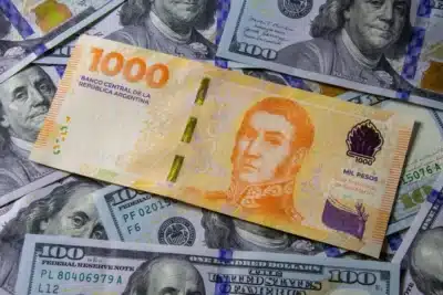 Peso argentino despenca e atinge nova mínima histórica em relação ao dólar; Argentina busca apoio dos EUA Peso argentino despenca e atinge nova mínima histórica em relação ao dólar; Argentina busca apoio dos EUA