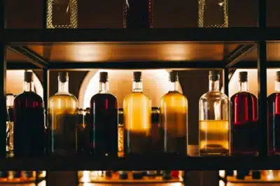 Surto de metanol: Falhas na lei de reciclagem favorecem falsificação de bebidas, alerta Abrabe Surto de metanol: Falhas na lei de reciclagem favorecem falsificação de bebidas, alerta Abrabe