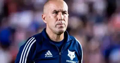 Léo Jardim enfrenta desafio histórico com reforço mais caro do Cruzeiro contra o Atlético-MG