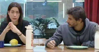 Michelle Barros e Shia Phoenix têm momento íntimo em banheiro de A Fazenda 17, apesar de casamento revelado Michelle Barros e Shia Phoenix têm momento íntimo em banheiro de A Fazenda 17, apesar de casamento revelado