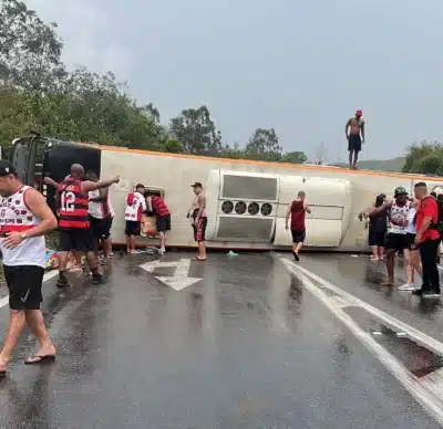 Flamengo: Ônibus de torcida capota no Rio e 16 são feridos Flamengo: Ônibus de torcida capota no Rio e 16 são feridos